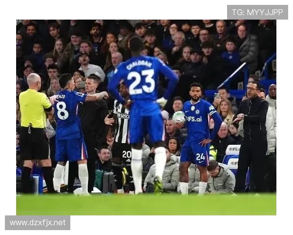 切尔西防线磨合仍不稳定,对近期战绩与竞争格局形成制约 切尔西防线磨合仍不稳定,对近期战绩与竞争格局形成制约